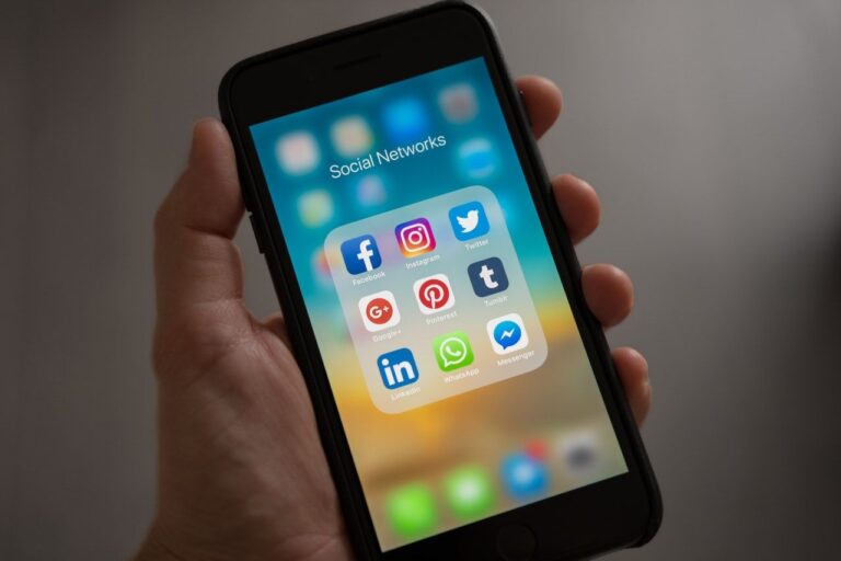 ¿Cómo se debe actuar ante perjuicios a menores en redes sociales?