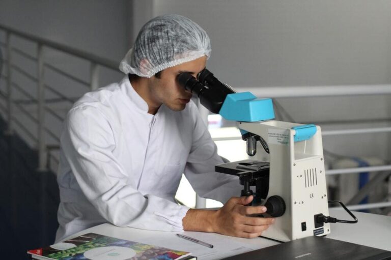 La red de farmacias debe aumentar su participación en el sistema de salud