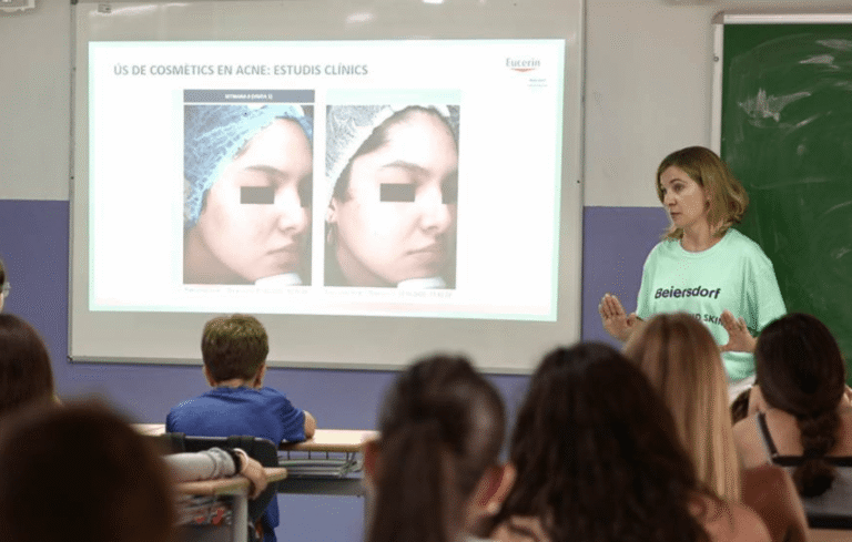 Más de 4000 alumnos de ESO y bachillerato se forman sobre el impacto que causa el acné en la adolescencia