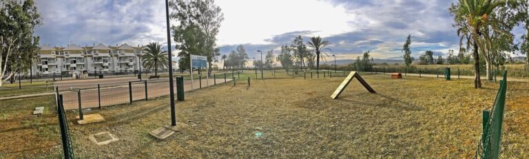 Ayuntamiento Torreblanca abre nuevo «Gos Park» con juegos agility para mascotas