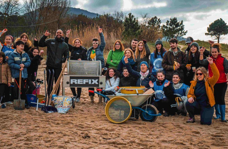 REFIX y distintas ONG se unieron este fin de semana en la limpieza de pellets en las costas gallegas