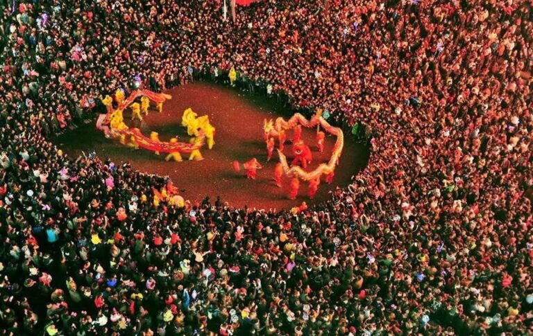 El Festival de los Faroles del Año del Dragón de Zhangjiajie termina mañana con un evento especial