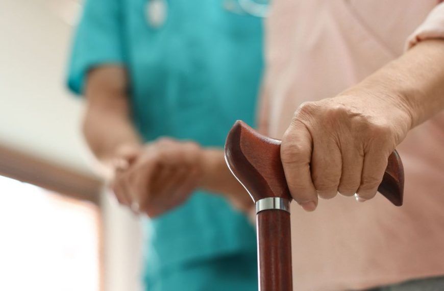 La subida del SMI por encima de las pensiones afecta a cuidadores y empleadores, alerta la Agencia Servita 