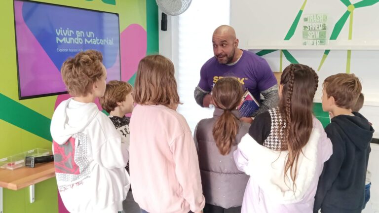 1600 estudiantes madrileños aprenden sobre sostenibilidad en el Curiosity Cube de Merck