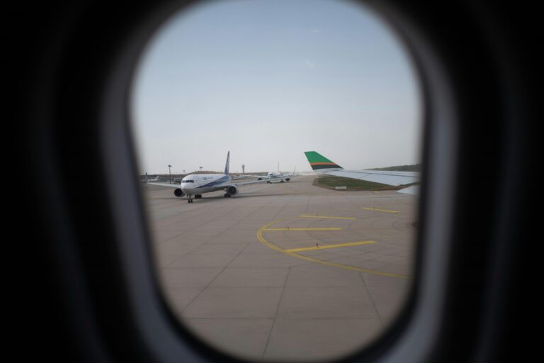 Según una nueva encuesta de AirHelp, estas son las cosas más frustrantes a la hora de viajar en avión