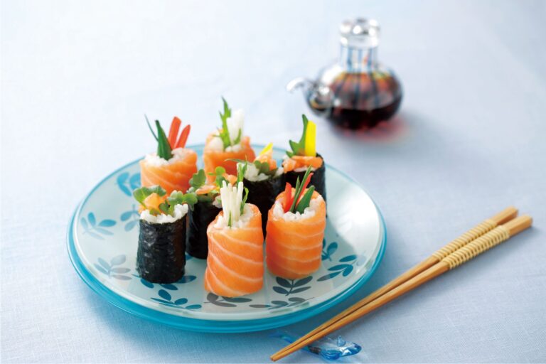 El «sushi» de salmón celebrará su Día Mundial el 18 de junio: un invento noruego que conquistó el mundo