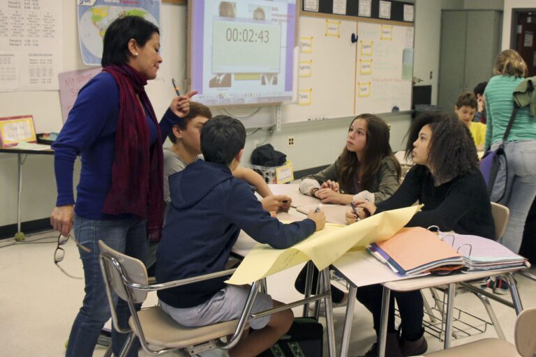 Los tutores piden que la IA se enseñe en las escuelas mientras otras asignaturas pierden relevancia