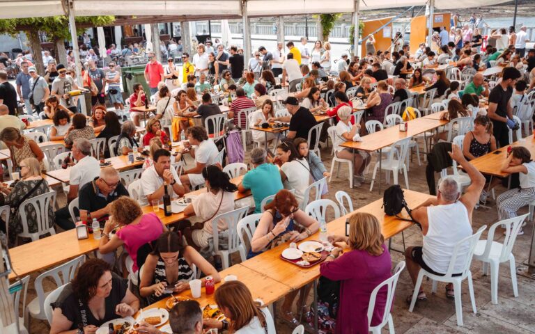 La XXXI Fiesta del Mejillón y el Berberecho de Vilanova de Arousa incrementa su carpa gastronómica