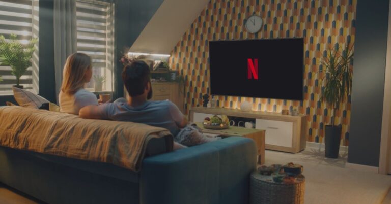 Freedom24 analiza cómo Netflix convierte los escándalos en una mina de oro para la industria del streaming