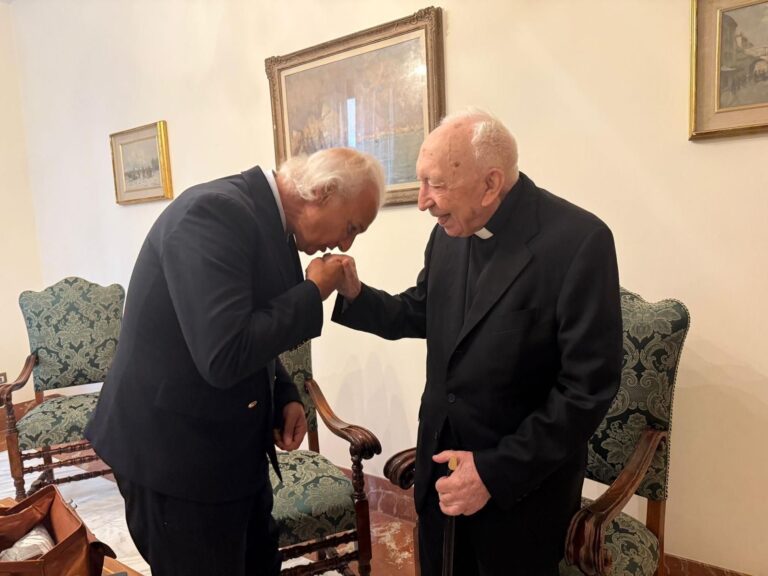 El cardenal Acerbi cumple 100 años en el Vaticano, acompañado del Dr. de la Peña, gurú de la longevidad