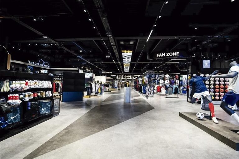 Fútbol Emotion reabre su tienda en el CC Marineda City con un nuevo espacio tres veces más grande
