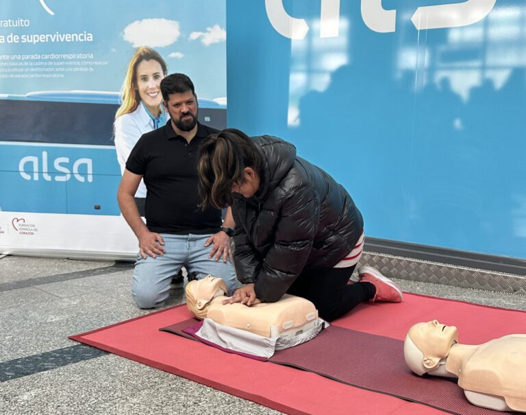 Alsa y Almas Industries organizan talleres gratuitos de reanimación en la Estación de León