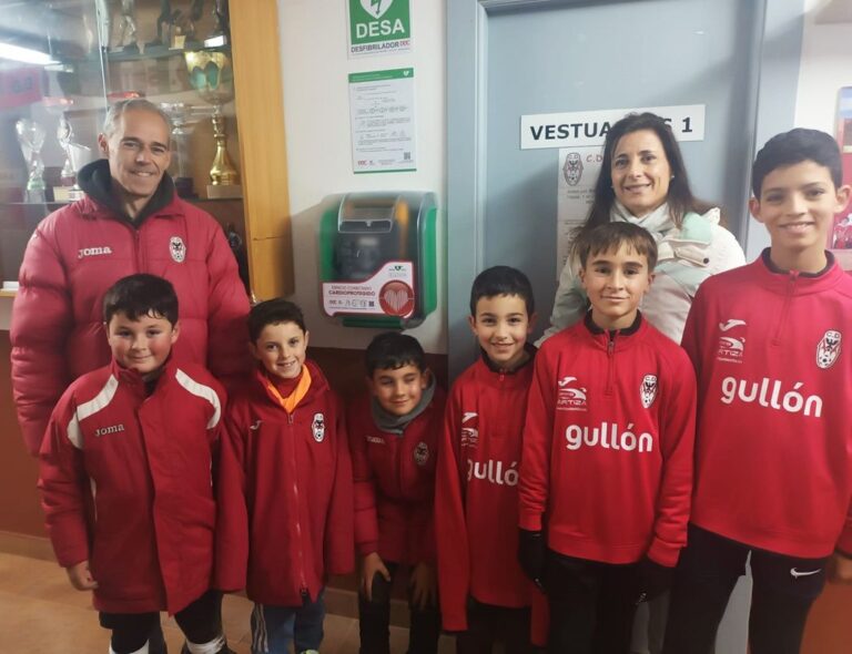 Aguilar de Campoo refuerza su cardioprotección con un nuevo desfibrilador en las instalaciones deportivas
