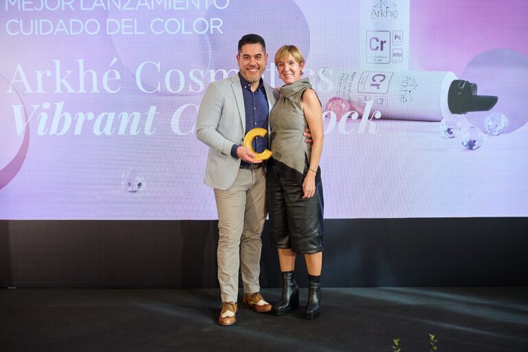 Arkhé Cosmetics gana el Premio Clara 2025 a Mejor Lanzamiento de Cuidado del Color con Vibrant Color Lock