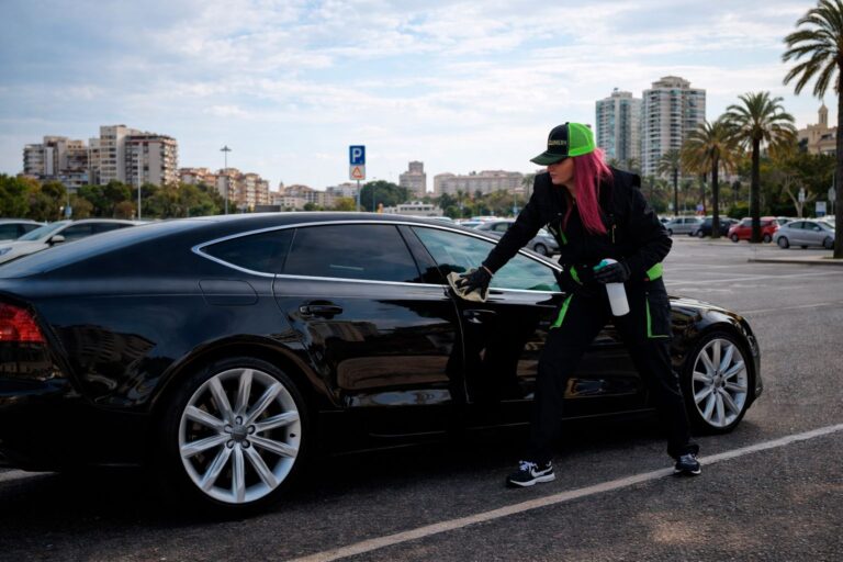 Valencia, pionera en servicios urbanos de vanguardia: limpieza de coches en el lugar de estacionamiento