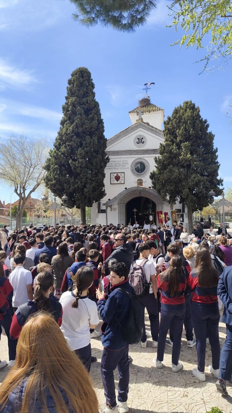 El Colegio Juan Pablo II de Parla lleva la educación a las calles con un Vía Crucis de más de 300 alumnos
