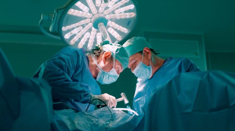 Neurocirujanos de Vithas advierten sobre el dolor de espalda, una de las principales causas de baja médica