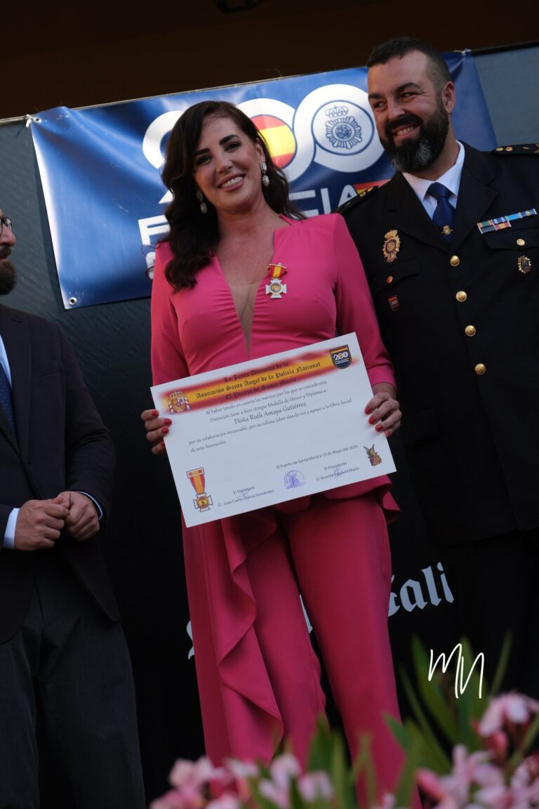 Ruth Amaya recibe la Medalla de Honor de la Asociación Santo Ángel de la Policía Nacional