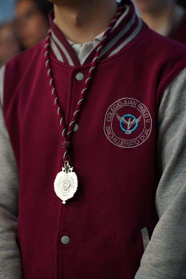 La VI promoción del Colegio Juan Pablo II se gradúa bajo el Sagrado Corazón